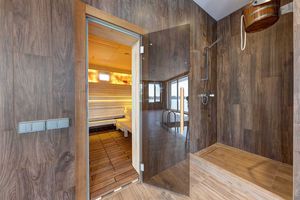 Как выбрать стеклянную дверь в бане и сауне?